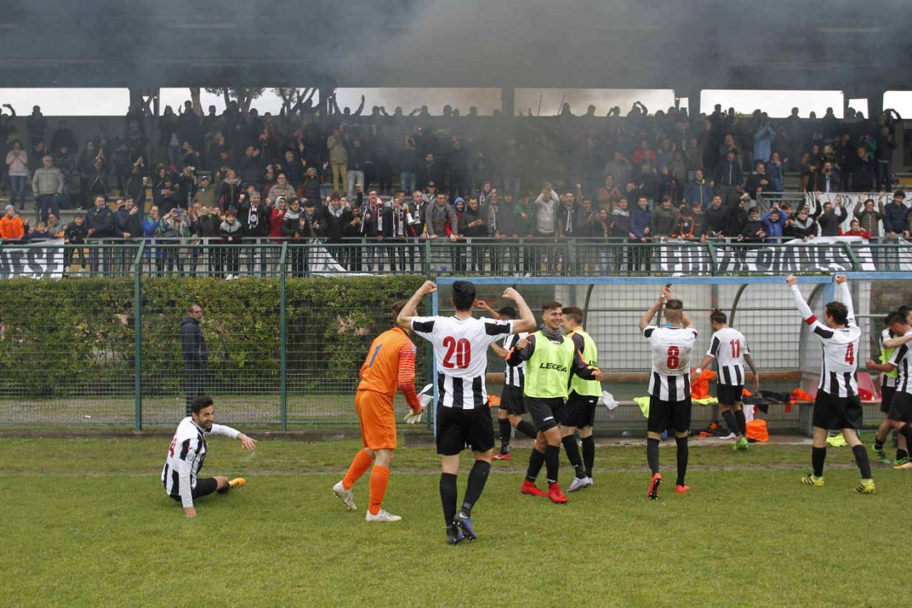 SỐC! 3 cầu thủ ở Italia cùng lúc nhiễm corona - Bóng Đá