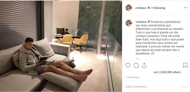Ronaldo's reaction when Messi won FIFA The Best - Bóng Đá