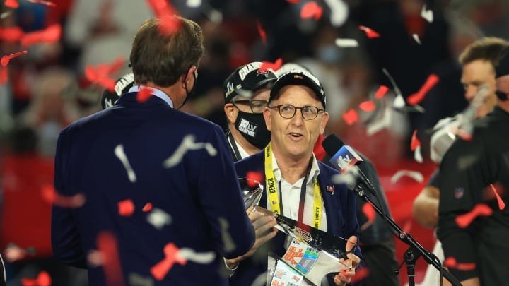 Joel Glazer speaks as he lifts Super Bowl LV trophy & his role at Man Utd - Bóng Đá
