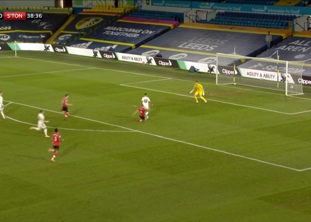 Cựu sao Chelsea hóa 'siêu nhân', cú tắc bóng của năm đã xuất hiện? - Bóng Đá