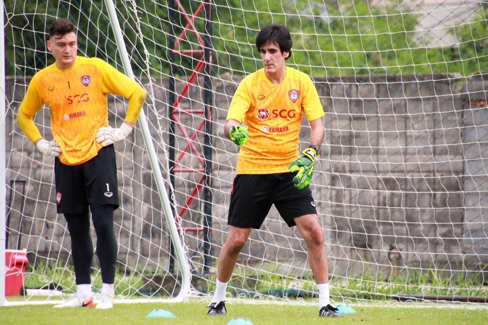 Muangthong thuê HLV thủ môn khủng từ châu Âu kèm Văn Lâm - Bóng Đá