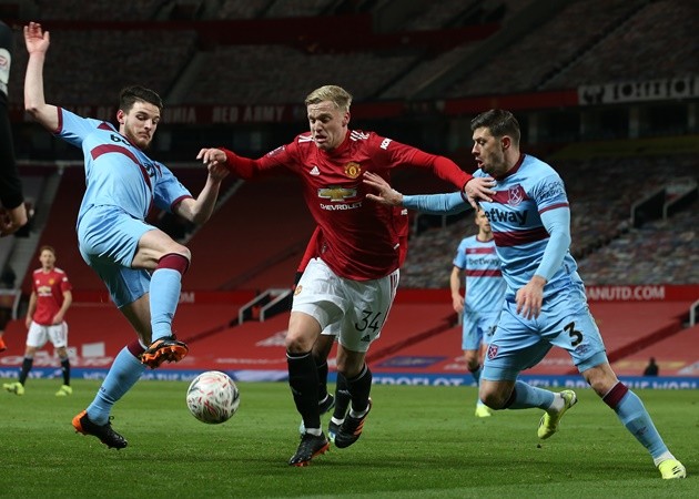 Muốn tồn tại ở Man Utd, Van de Beek hãy noi gương 'vua chia bài' - Bóng Đá