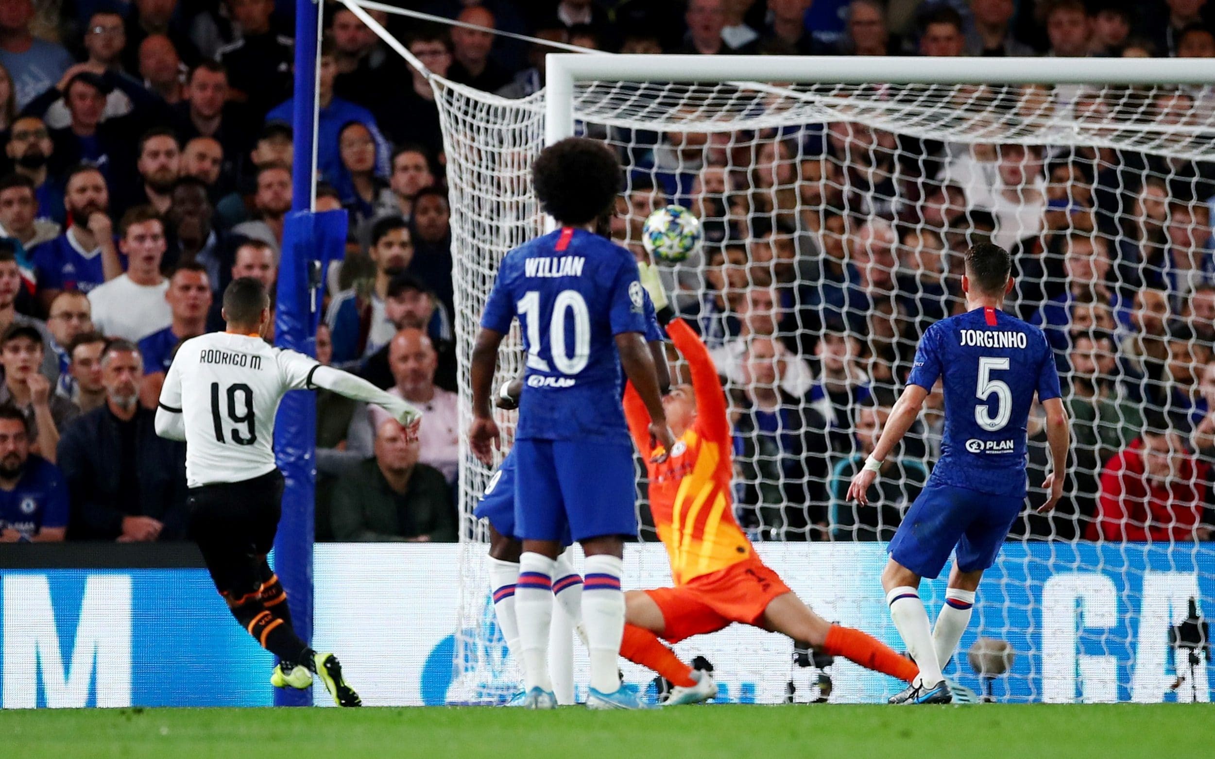 Mason Mount limps off injured after horror lunge from ex-Arsenal star Francis Coquelin just 15 minutes into Chelsea's Champions League tie with Valencia - Bóng Đá