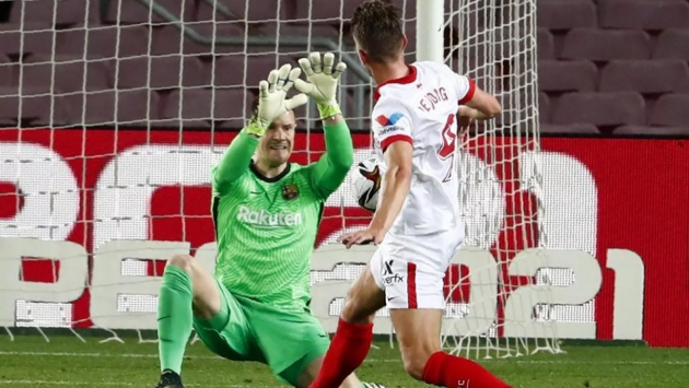 Ter Stegen's penalty save gives Barcelona an extra life - Bóng Đá