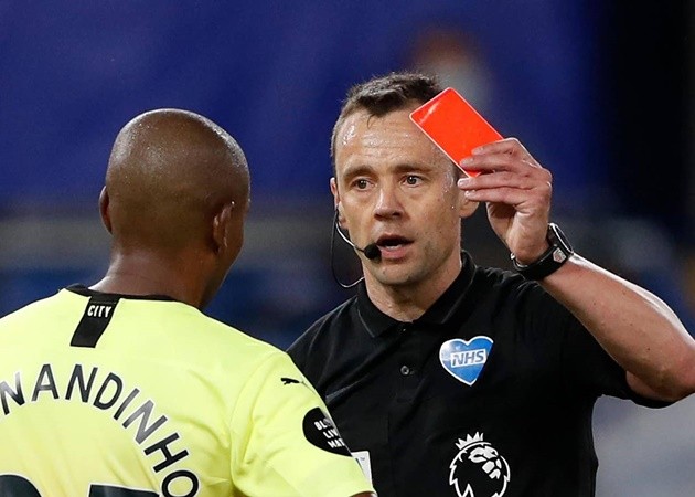 Fernandinho lĩnh thẻ đỏ, Man City cay đắng 'dâng cúp' cho Liverpool - Bóng Đá