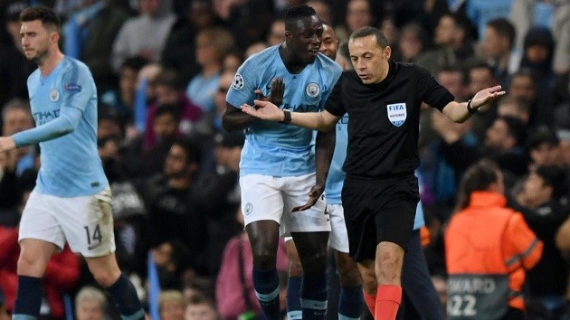 Analysts predict VAR's Premier League impact: longer games & more penalties - Bóng Đá