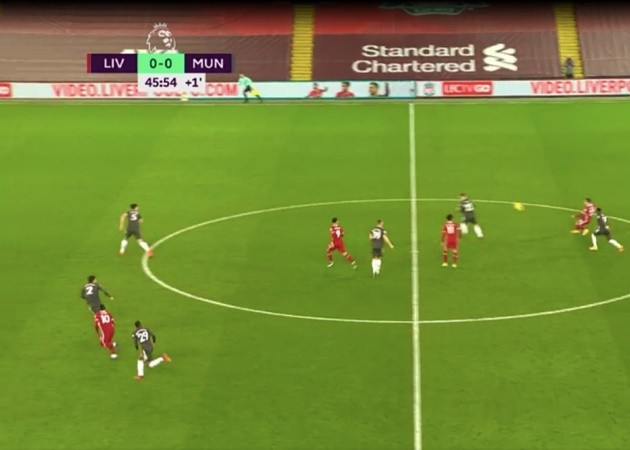 Paul Tierney should have let Sadio Mane get his chance in front of goal at the end of the first half - Bóng Đá