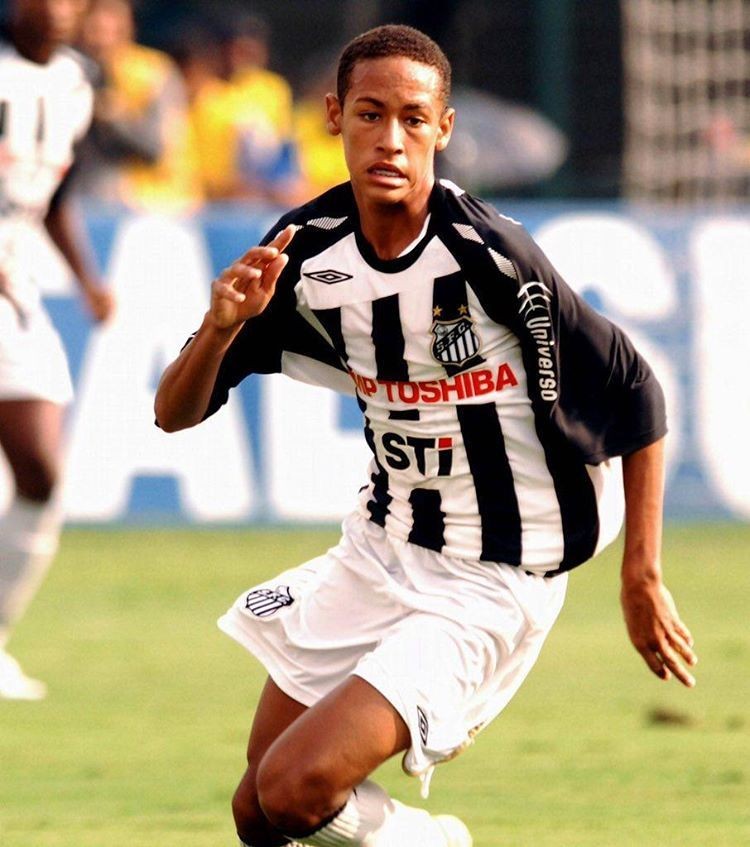 The great soccer stars who debuted at an early age - Bóng Đá