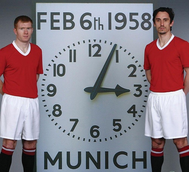 When United and City played in unbranded kits to mark the 50th anniversary of the Munich air disaster  - Bóng Đá