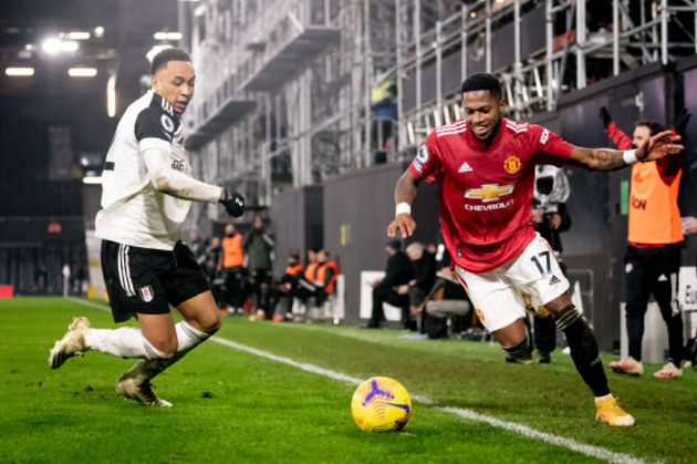 Warrior: Fred goes the extra mile to win back possession despite being fouled repeatedly by Fulham players - Bóng Đá