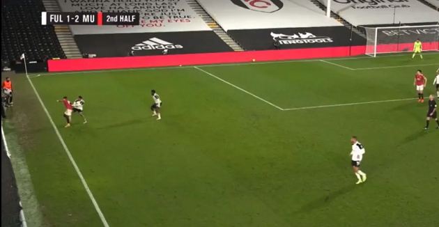 Warrior: Fred goes the extra mile to win back possession despite being fouled repeatedly by Fulham players - Bóng Đá