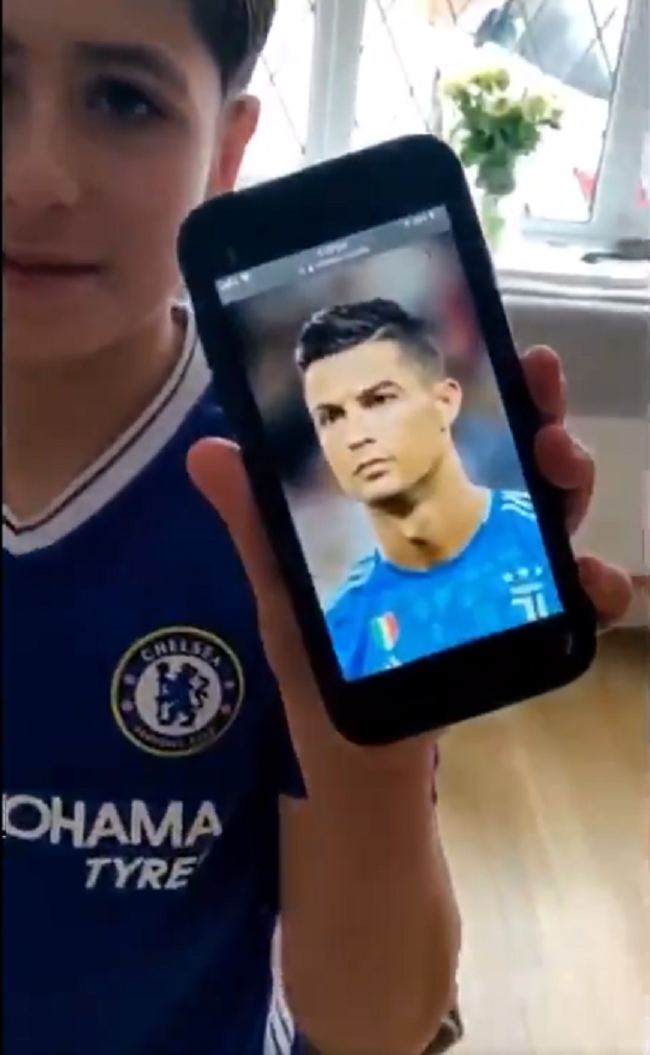 Father goes viral: son wants Ronaldo haircut and gets crescent from other Ronaldo - Bóng Đá