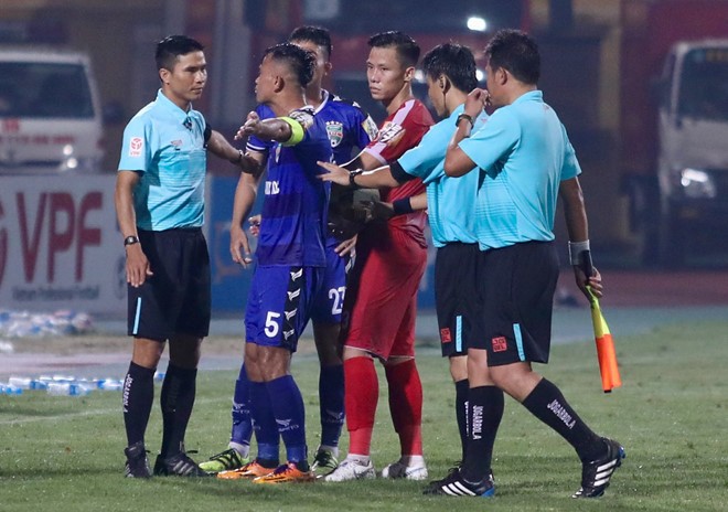 Vua bị treo còi, ngại ngần cho V-League - Bóng Đá