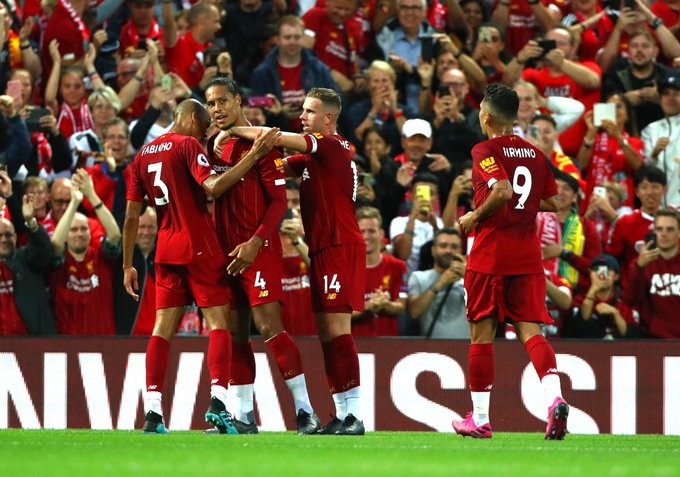 Streaker felled by security during Liverpool clash with Norwich and Firmino loved it - Bóng Đá