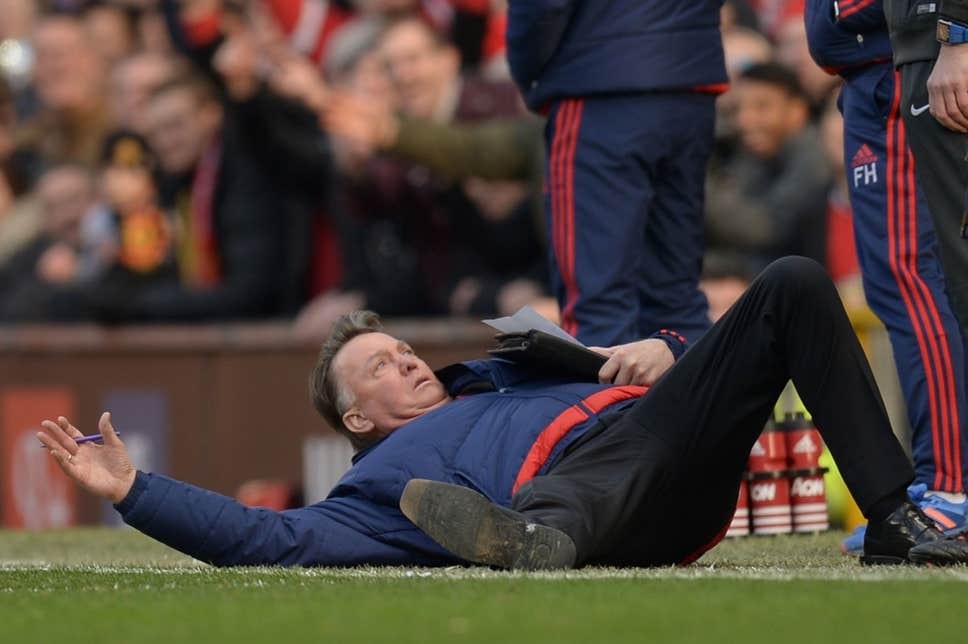 Louis van Gaal watches Man United - AZ from the stands - Bóng Đá