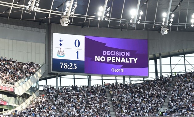 Bị VAR quay lưng, Tottenham thua sốc trên sân nhà - Bóng Đá
