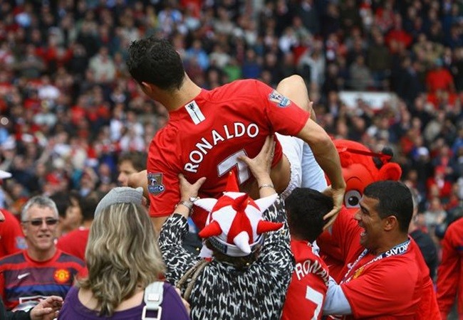 Paul Pogba needs to give Manchester United the same gift Cristiano Ronaldo did - Bóng Đá