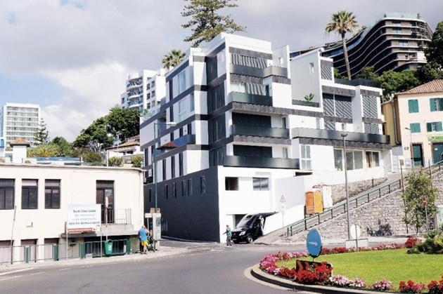 Cristiano Ronaldo self-quarantines at luxury Madeira pad with rooftop pool and ocean view as team-mate gets coronavirus - Bóng Đá