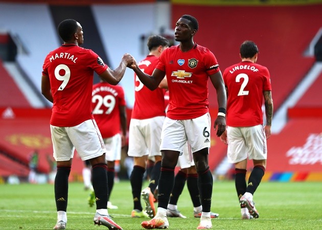 Gary Neville tells Ole Gunnar Solskjaer he is playing Paul Pogba in the wrong position - Bóng Đá