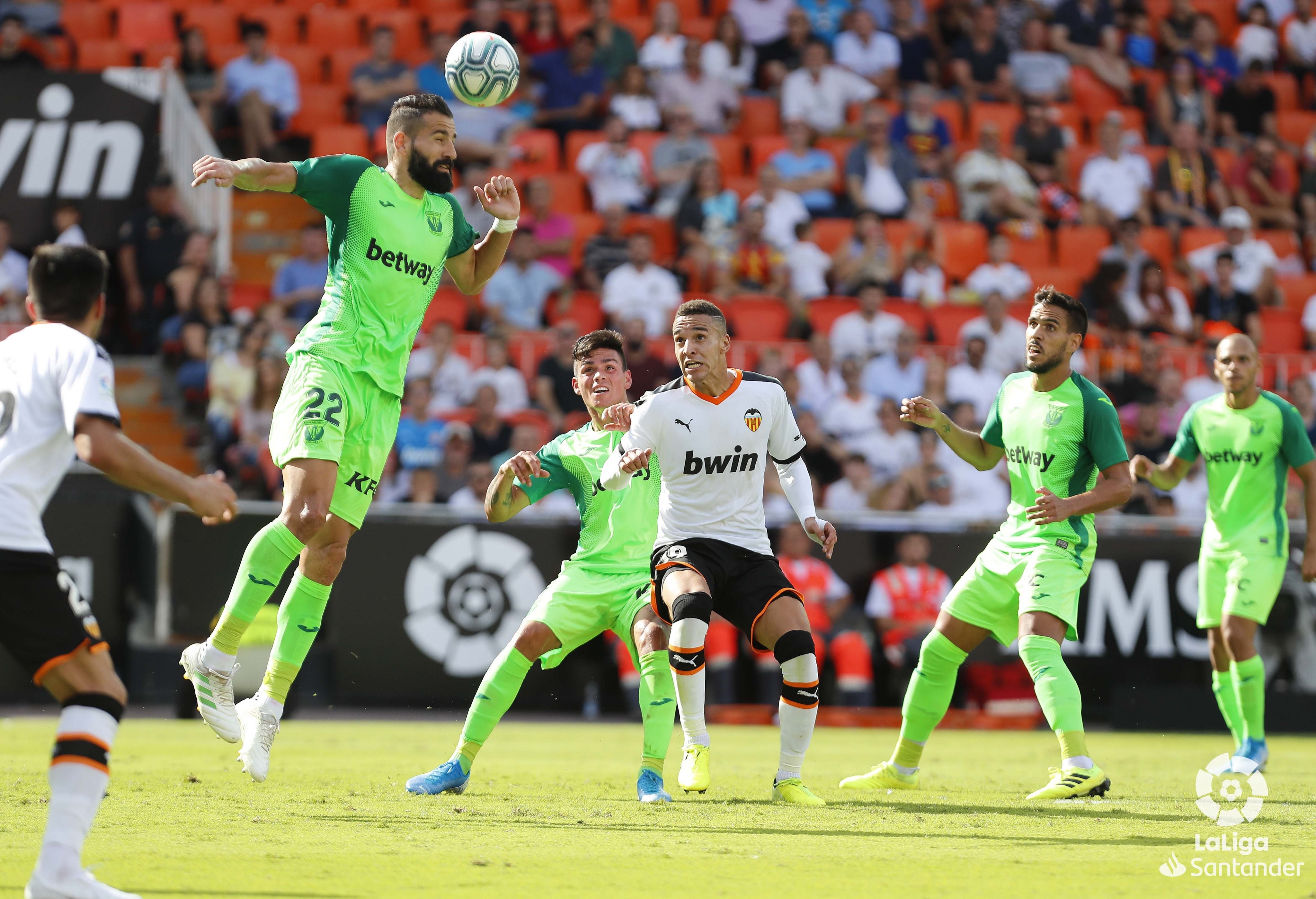 Valencia đánh rơi điểm trong ngày 