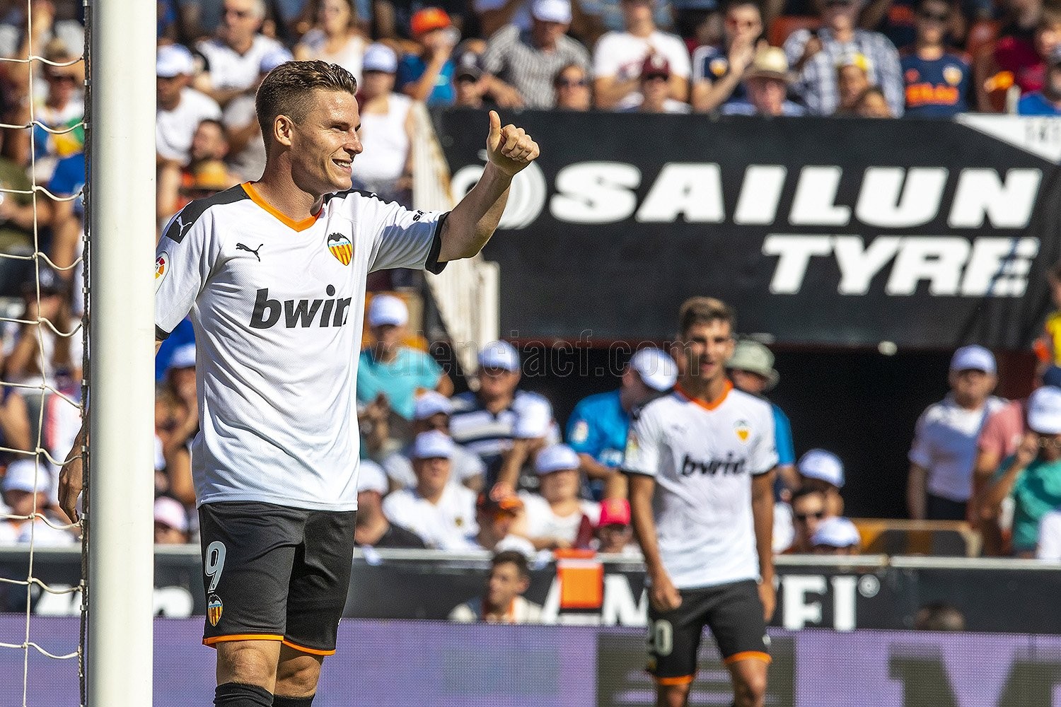 Valencia đánh rơi điểm trong ngày 