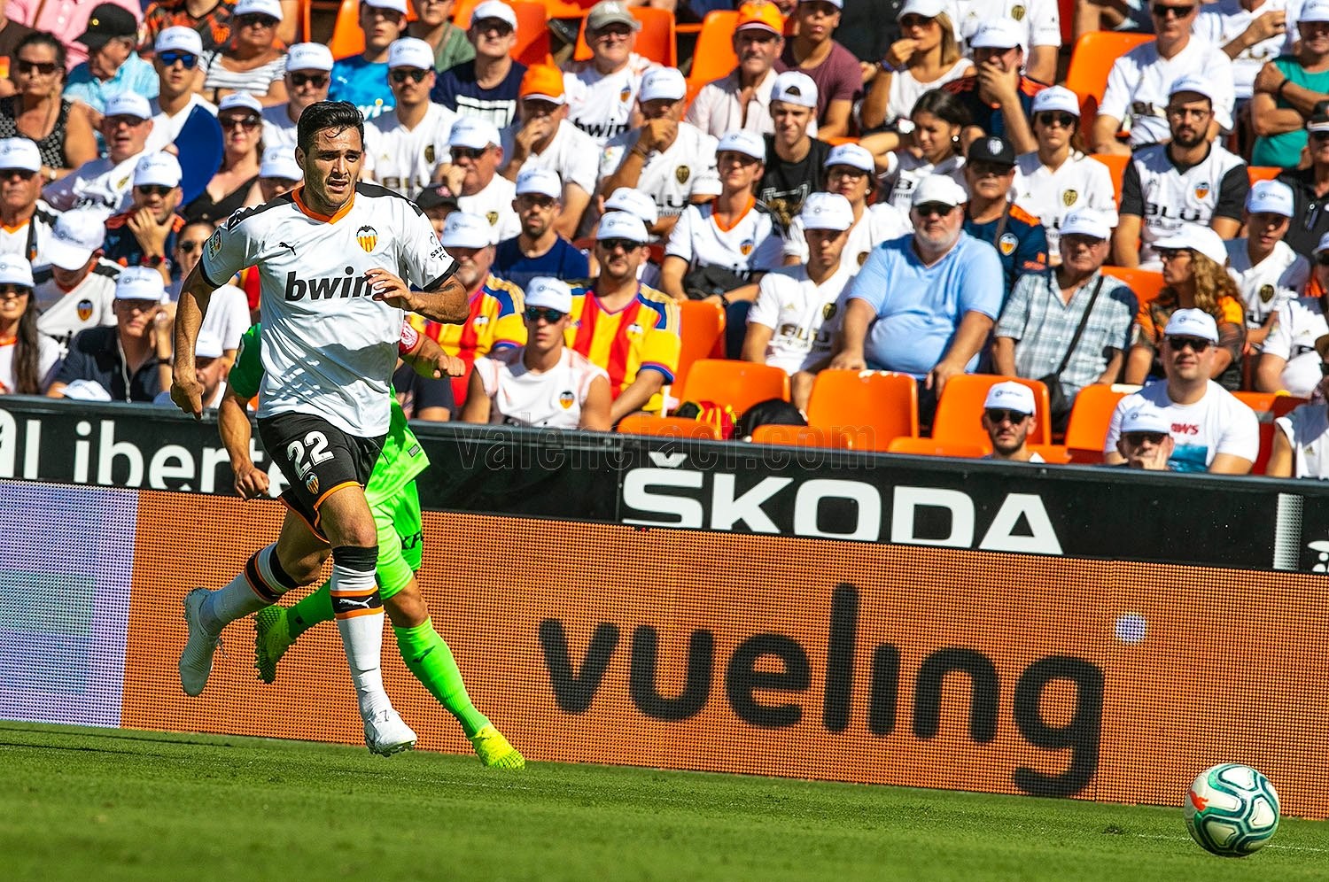 Valencia đánh rơi điểm trong ngày 