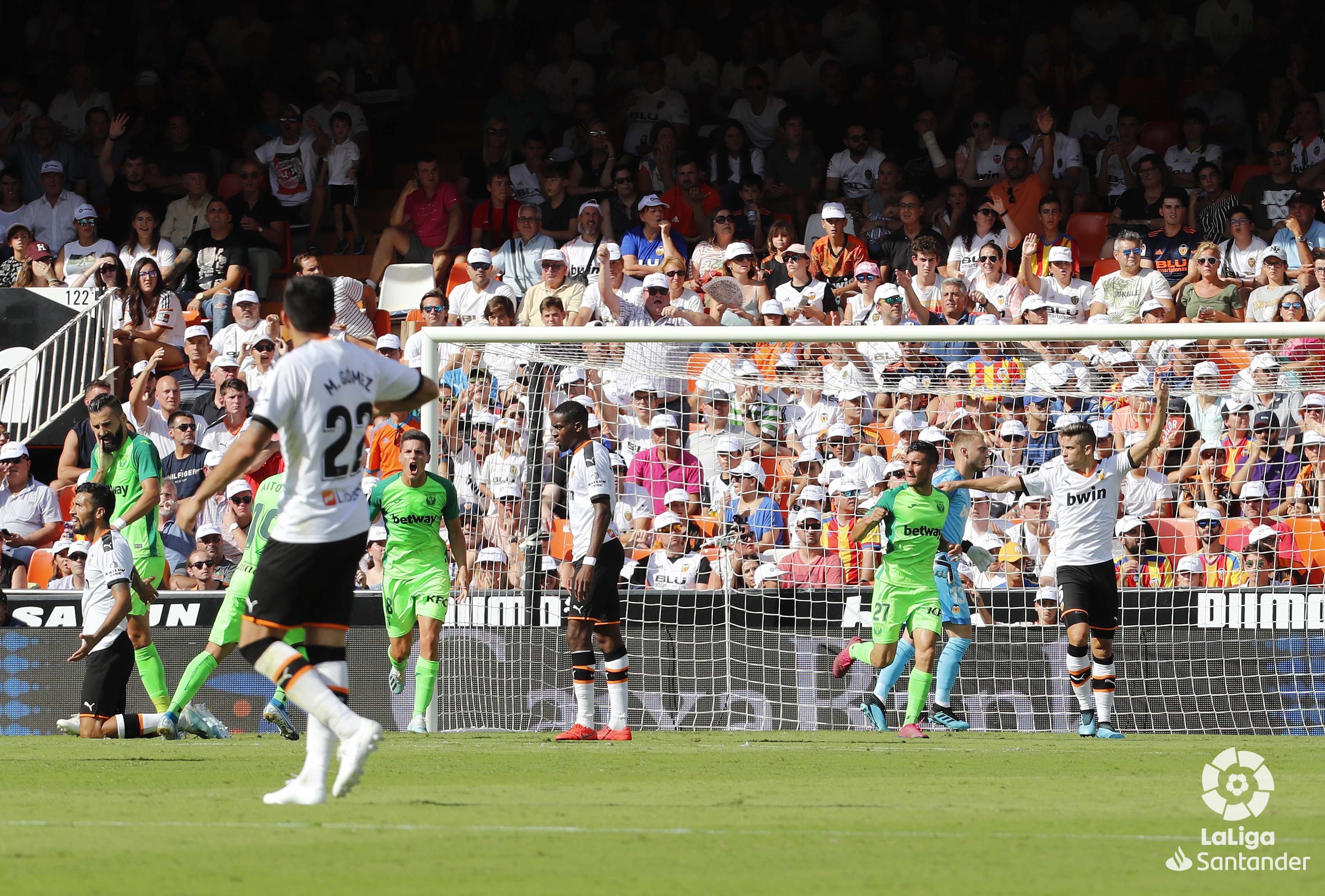 Valencia đánh rơi điểm trong ngày 