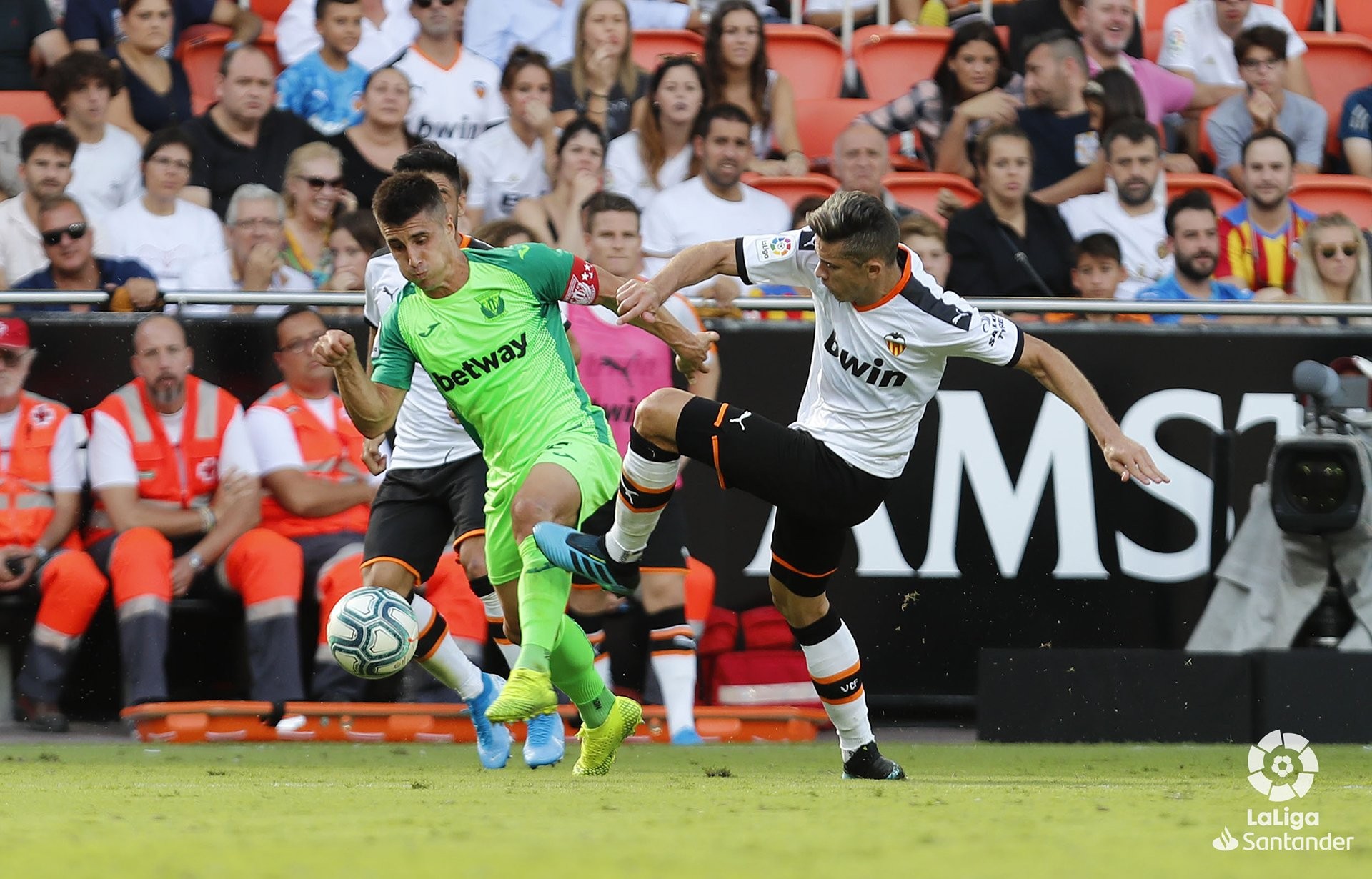 Valencia đánh rơi điểm trong ngày 