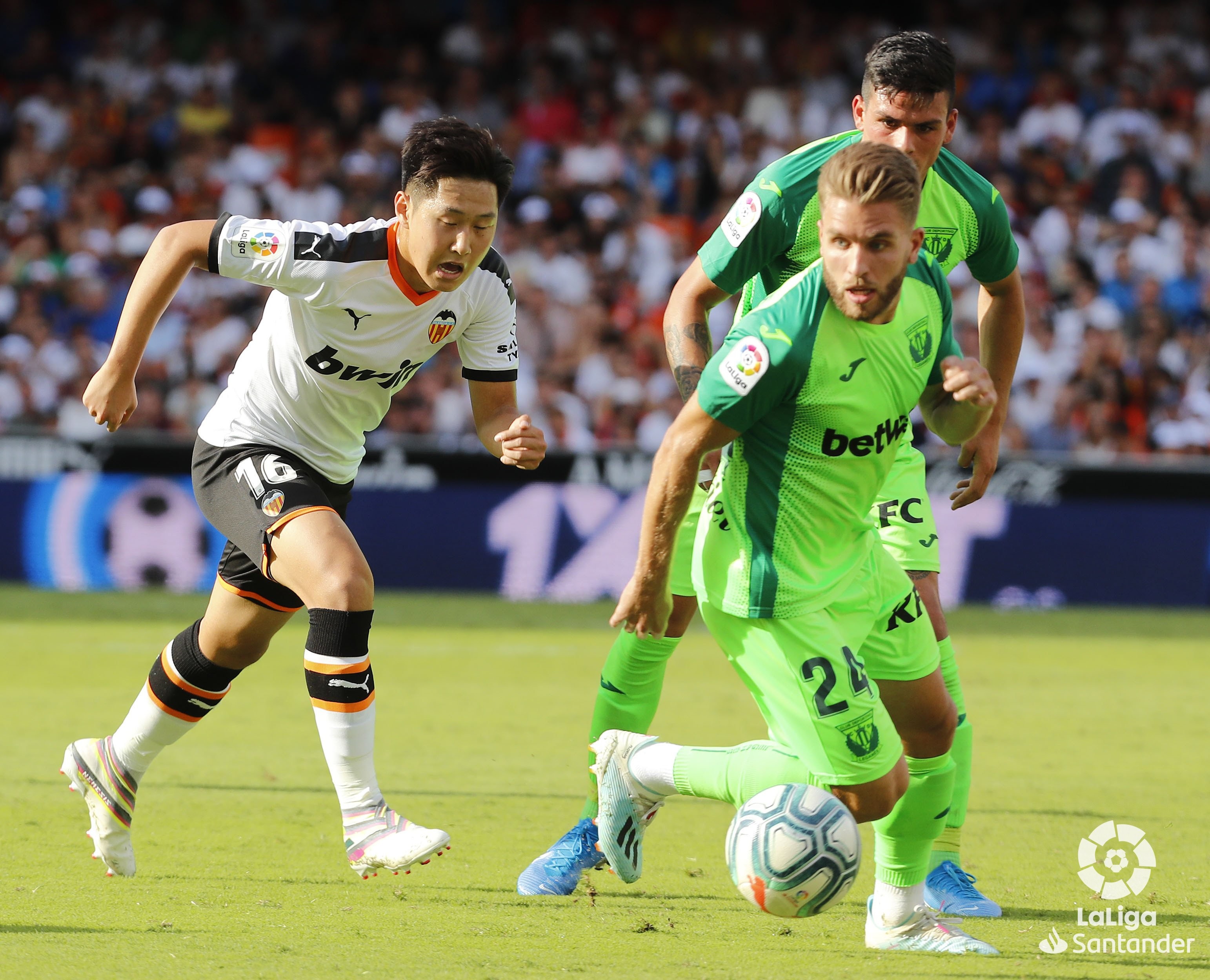 Valencia đánh rơi điểm trong ngày 