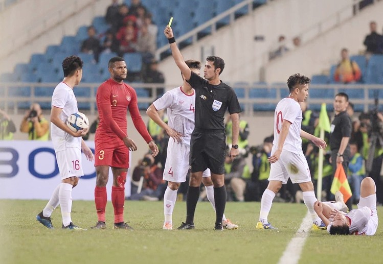 Lộ diện trọng tài bắt chính trận 