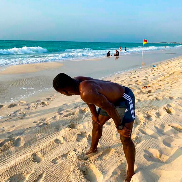 Clarence Seedorf, 44, shows off absolutely ripped beach body as AC Milan legend enjoys summer break - Bóng Đá