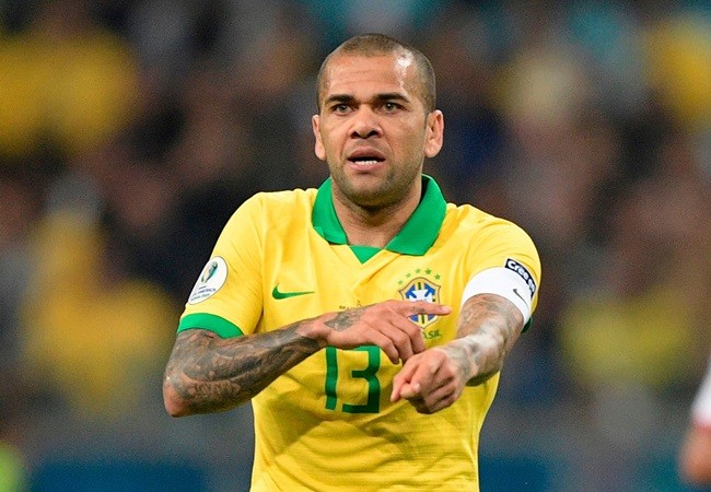 Dani Alves willing to join Arsenal on £200,000-a-week deal    - Bóng Đá