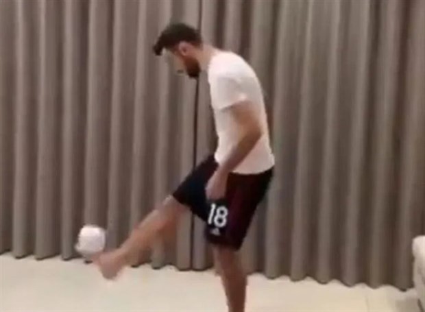 Không thể đá bóng vì Corona, cầu thủ hay nhất Premier League làm gì? - Bóng Đá