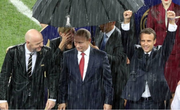 Tổng thống Pháp nhảy thẳng lên bàn ăn mừng trước mặt Putin - Bóng Đá