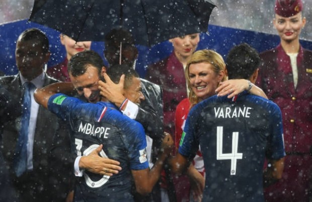 Tổng thống Pháp nhảy thẳng lên bàn ăn mừng trước mặt Putin - Bóng Đá