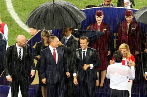 Tổng thống Pháp nhảy thẳng lên bàn ăn mừng trước mặt Putin - Bóng Đá