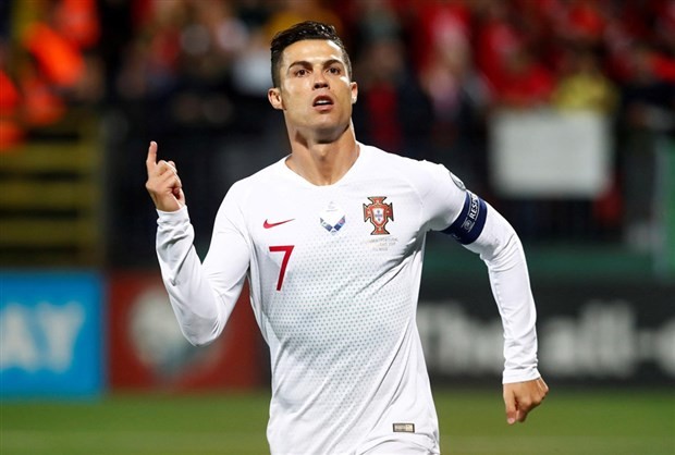 Fan cuồng quỳ lạy trong ngày Ronaldo lập kỷ lục - Bóng Đá