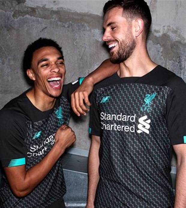 Liverpool tung mẫu áo đấu kỷ niệm 100 năm tri ân người cũ - Bóng Đá