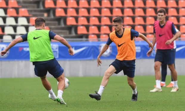 Học trò mướt mồ hôi, Lampard vẫn hả hê đứng nhìn - Bóng Đá