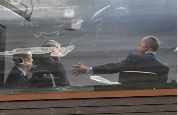 CĐV Man Utd khoe cú ăn ba trong ngày Mourinho trở lại  - Bóng Đá