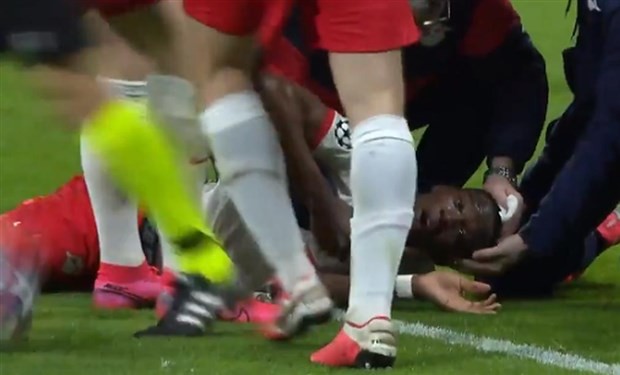 Va chạm kinh hoàng, sao Leipzig bất tỉnh và đầy máu - Bóng Đá