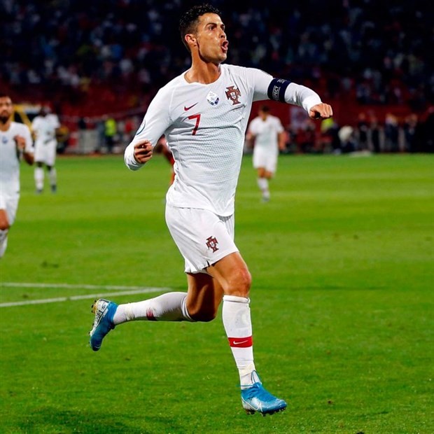 Fan cuồng quỳ lạy trong ngày Ronaldo lập kỷ lục - Bóng Đá