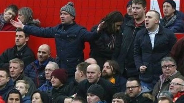 CĐV đáp trả màn 