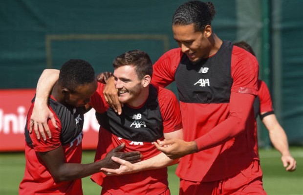 Lỡ gây họa, sao Liverpool bị 