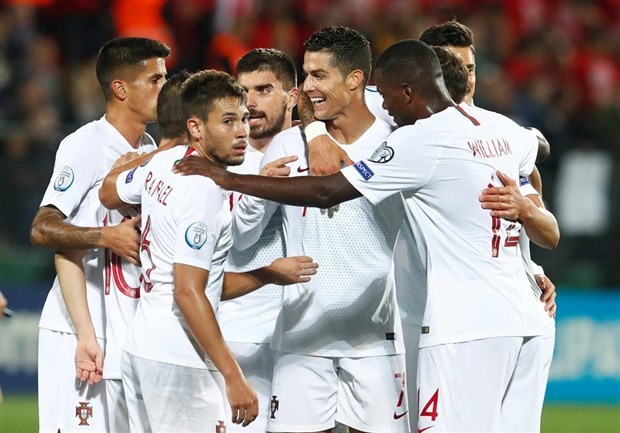 Fan cuồng quỳ lạy trong ngày Ronaldo lập kỷ lục - Bóng Đá