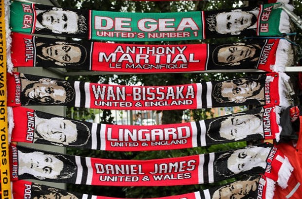 CĐV Man Utd khoe cú ăn ba trong ngày Mourinho trở lại  - Bóng Đá