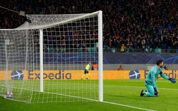 Va chạm kinh hoàng, sao Leipzig bất tỉnh và đầy máu - Bóng Đá