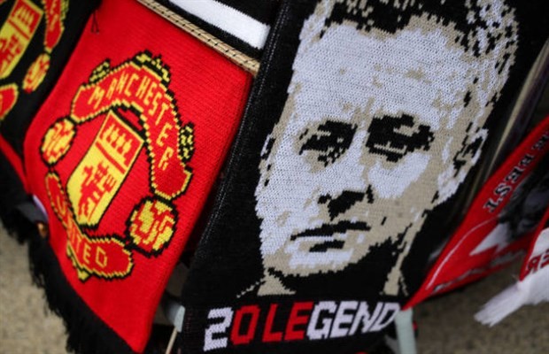 CĐV Man Utd khoe cú ăn ba trong ngày Mourinho trở lại  - Bóng Đá