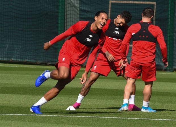 Lỡ gây họa, sao Liverpool bị 