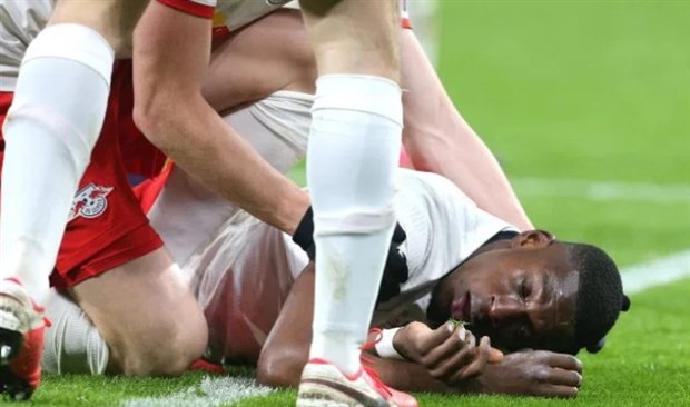 Va chạm kinh hoàng, sao Leipzig bất tỉnh và đầy máu - Bóng Đá